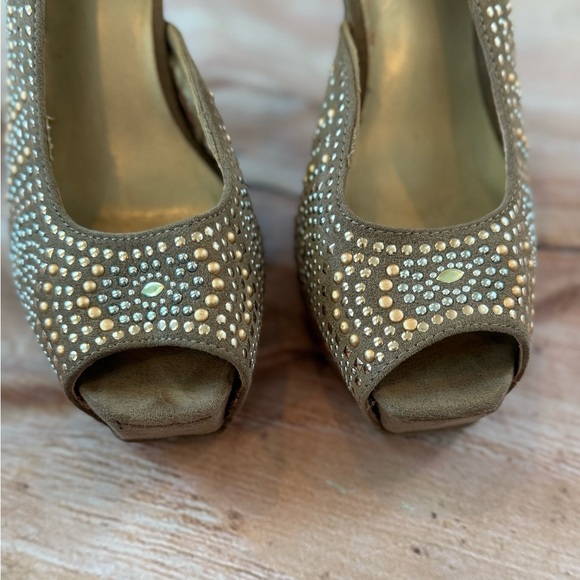 Woman’s Size 7 Limelight Tariff Square Peel Toe Studded Heels Pumps - Picture 3 of 10